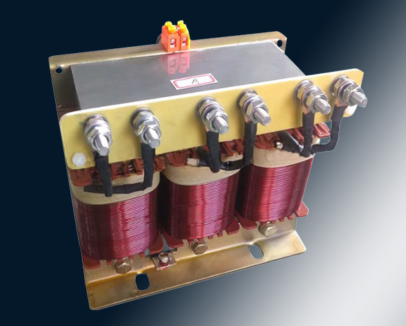 TKSG/TKDG濾波電抗器通過(guò)的是交流電流，它與濾波電容器串聯(lián)使用，組成諧振電路，使其在規(guī)定的頻率點(diǎn)上諧振，濾指定的高次諧波；同時(shí)還可實(shí)玖電力系統(tǒng)的無(wú)功補(bǔ)償和…